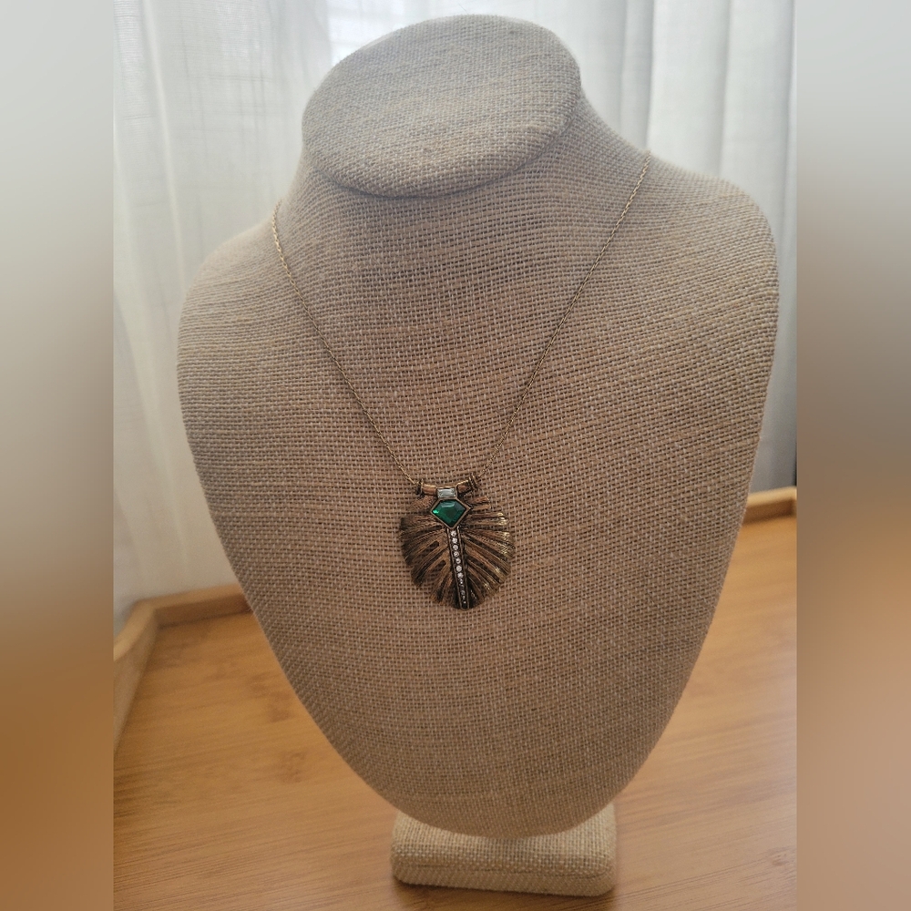 Elegant Gold and Green Leaf Pendant Necklace - Picture 2 of 4